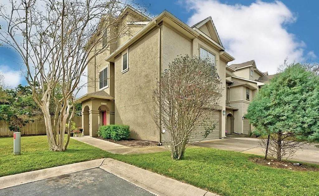 3 bed, 3.0 bath, 1730 sqft, $2,395 — Photo 2