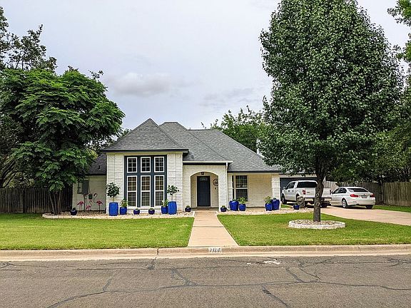 2nd image of 704 Post Oak Cir