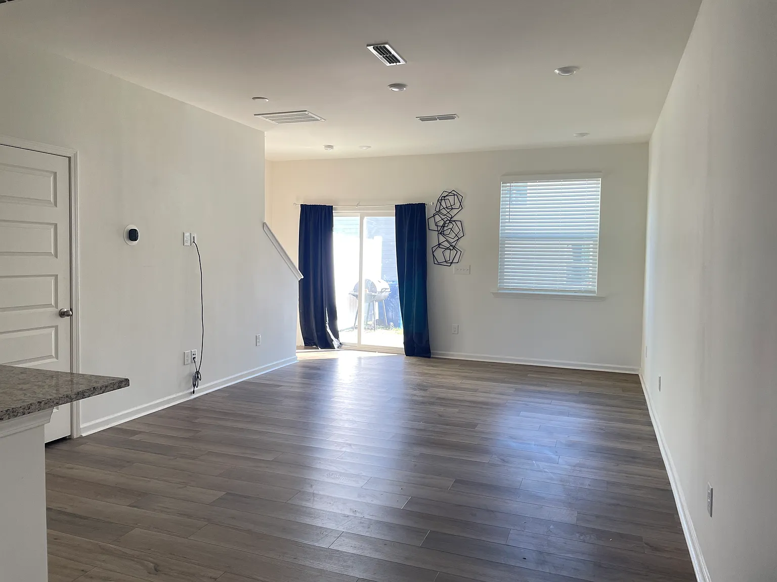 3 bed, 2.5 bath, 1359 sqft, $1,750 — Photo 3