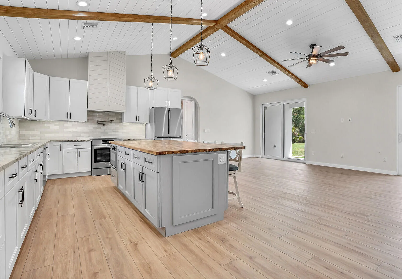3 bed, 2.0 bath, 1779 sqft, $6,000 — Photo 4