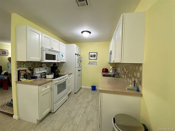 5th image of 274 Berwick Court #C