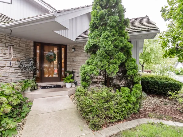 63 Malibu Ct, Burr Ridge, IL 60527