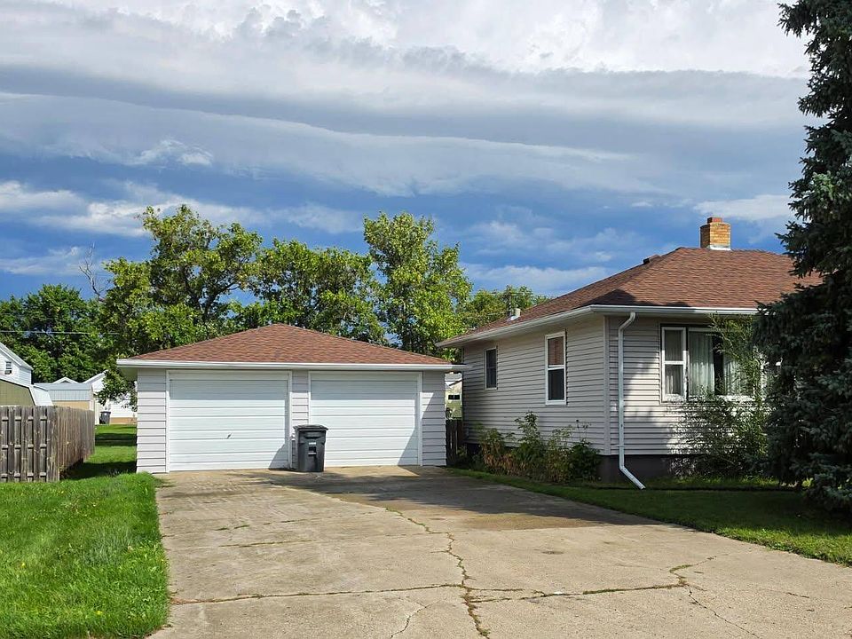 2nd image of 327 6th St SE