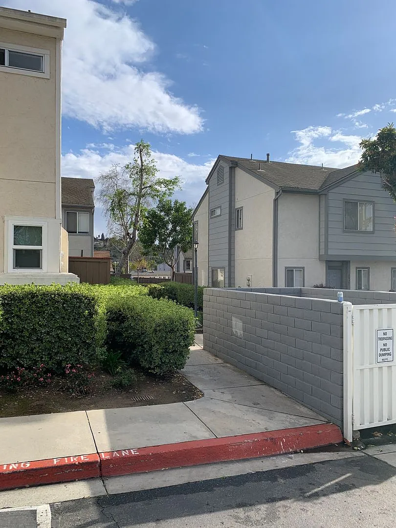 3 bedroom, 2 1/2 bath townhome located near the 125 & 94 freeway — Photo 2