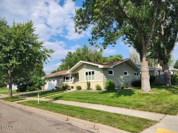 1729 Catherine Dr, Bismarck, ND 58501