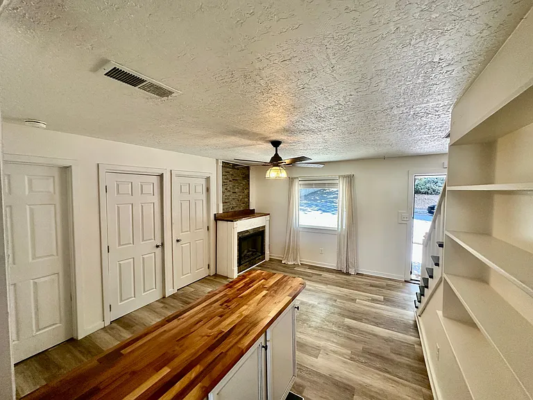 212 E Henley St — Photo 7