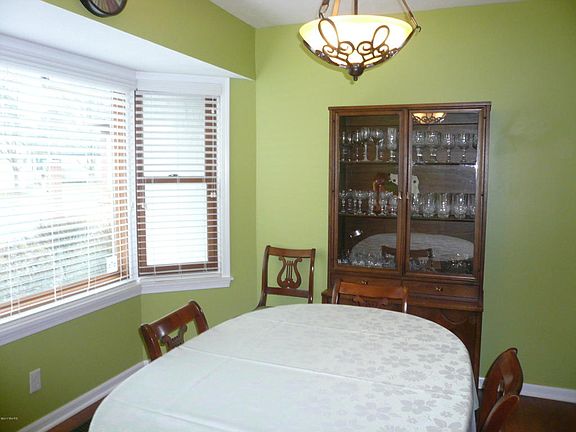 3rd image of 3105 Maple Villa Dr SE