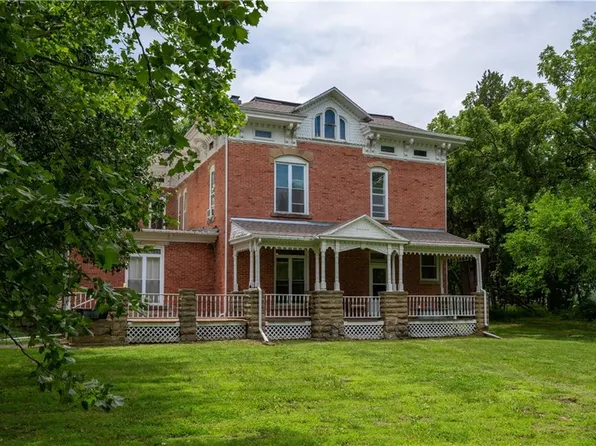 911 Housatonic St, Burlington, KS 66839