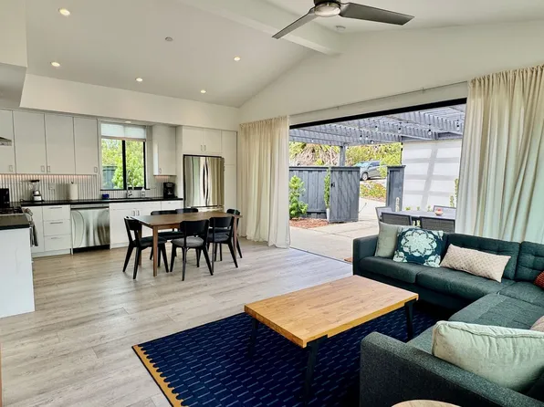 1333 Lake Dr, Encinitas, CA 92024