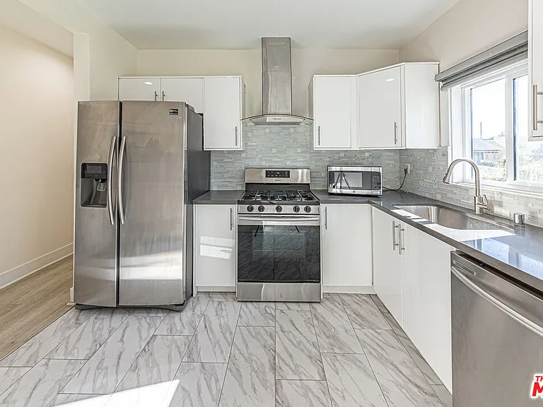 801 N Alexandria Ave — Photo 2