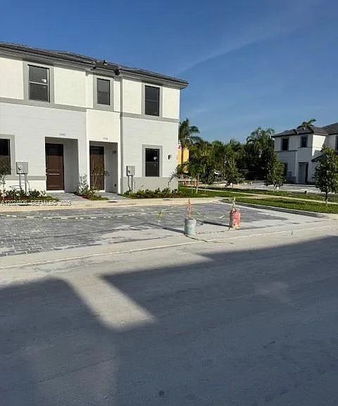 142 NW 10th Pl #A — Photo 2