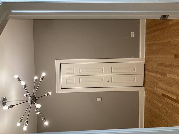 3rd image of 4662 N Winthrop Ave