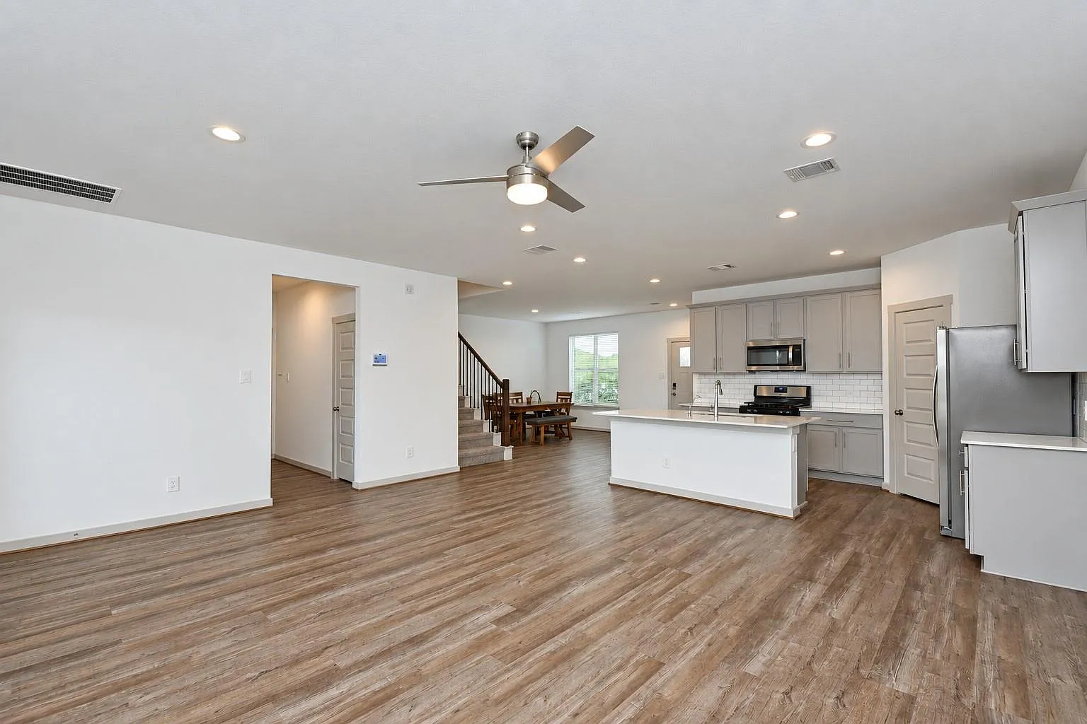 4 bed, 2.5 bath, 2256 sqft, $2,600 — Photo 4