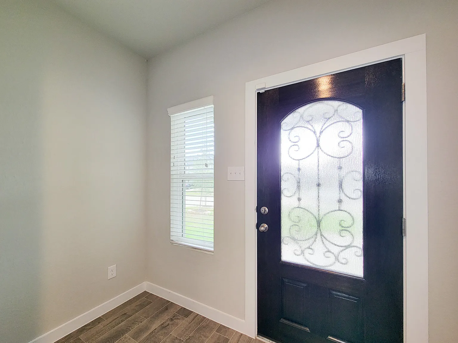 4 bed, 2330 sqft, $2,300 — Photo 3