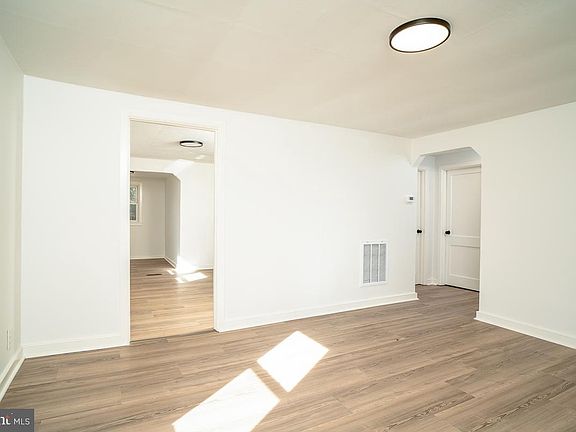 5th image of 106 Grubert Ave