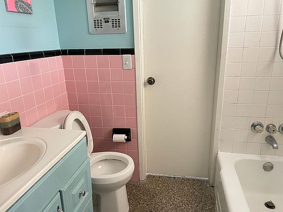 2nd image of 671 16th St #671