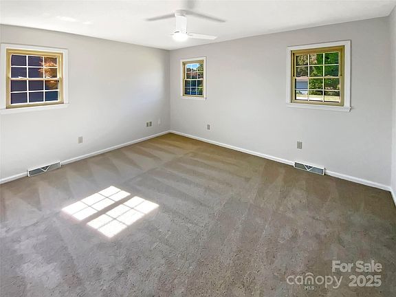 3rd image of 364 Palmer Cir
