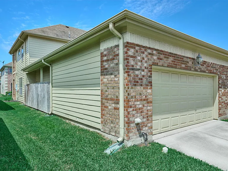 2726 Misty Heath Ln — Photo 32