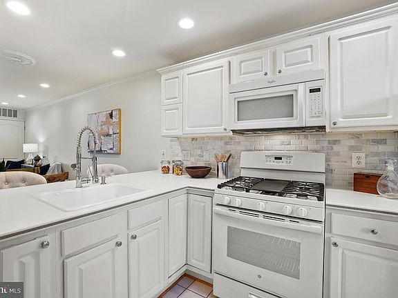 5th image of 6924 Fairfax Dr Unit 324