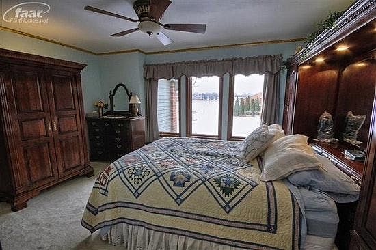 Master bedroom w lake view