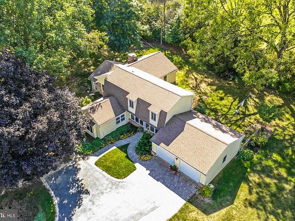 3rd image of 701 Willowdale Ln