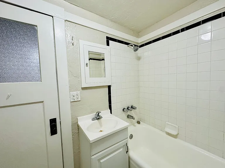 Don Martin Historic Apartments! — Photo 39