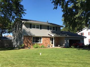 879 E Petunia Ln, Beloit, WI 53511