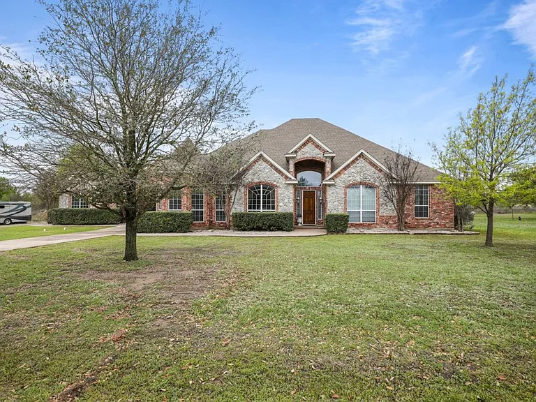 218 Deer Creek Dr — Photo 2