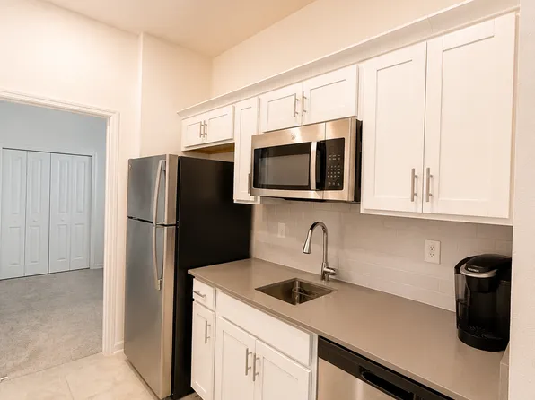 877 Laurel View Way, Groveland, FL 34736