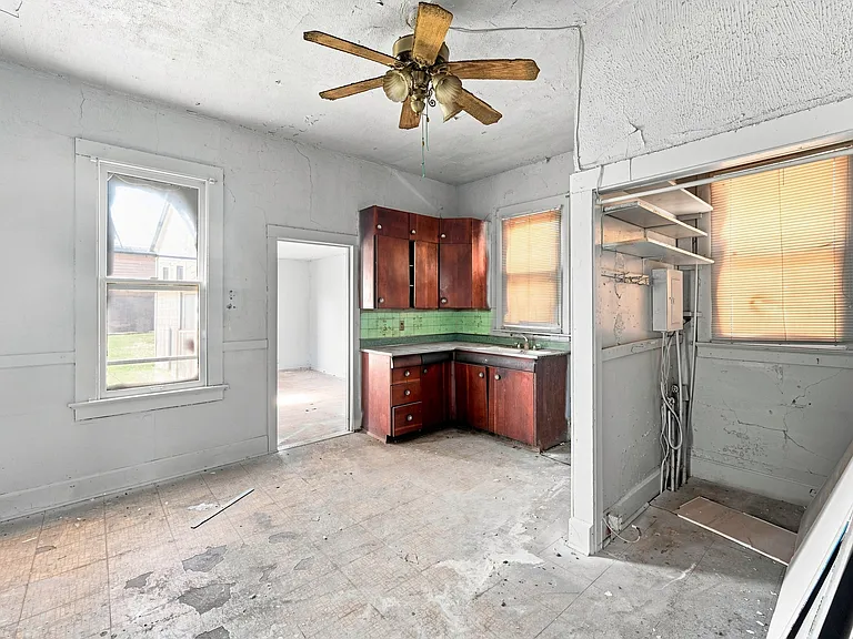731 E Florida St — Photo 14