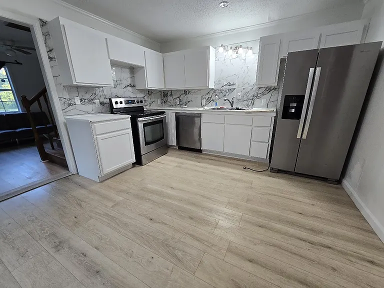 629 W Watson St — Photo 71