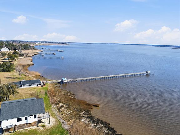 3rd image of 404 Two Rivers Rd.