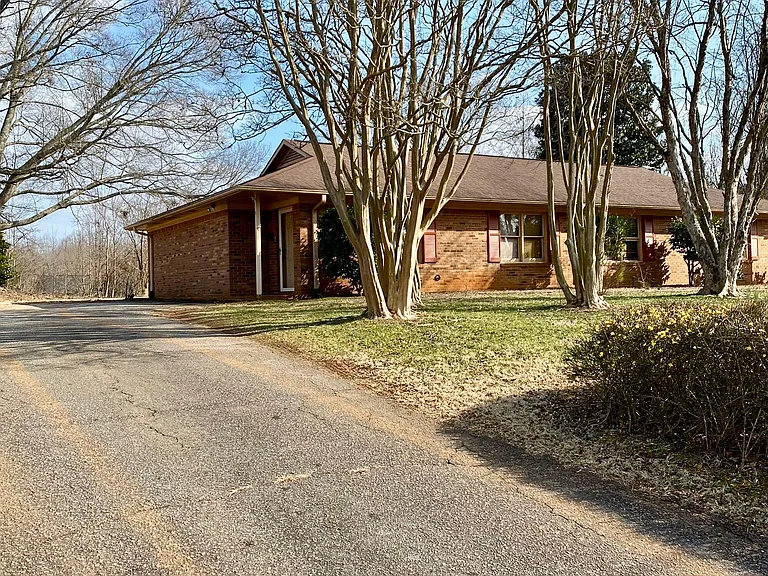 145 Bentwood Cir — Photo 3