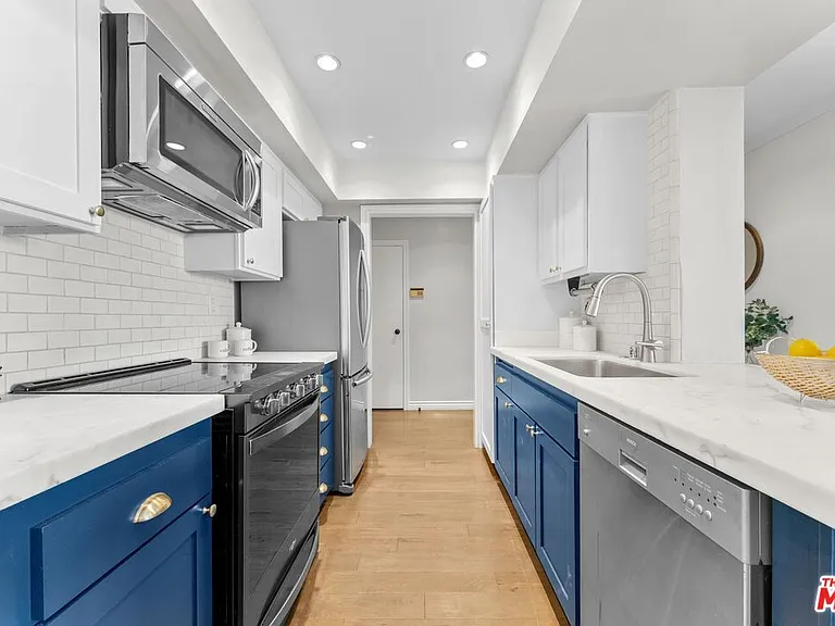 906 N Doheny Dr #311 — Photo 13