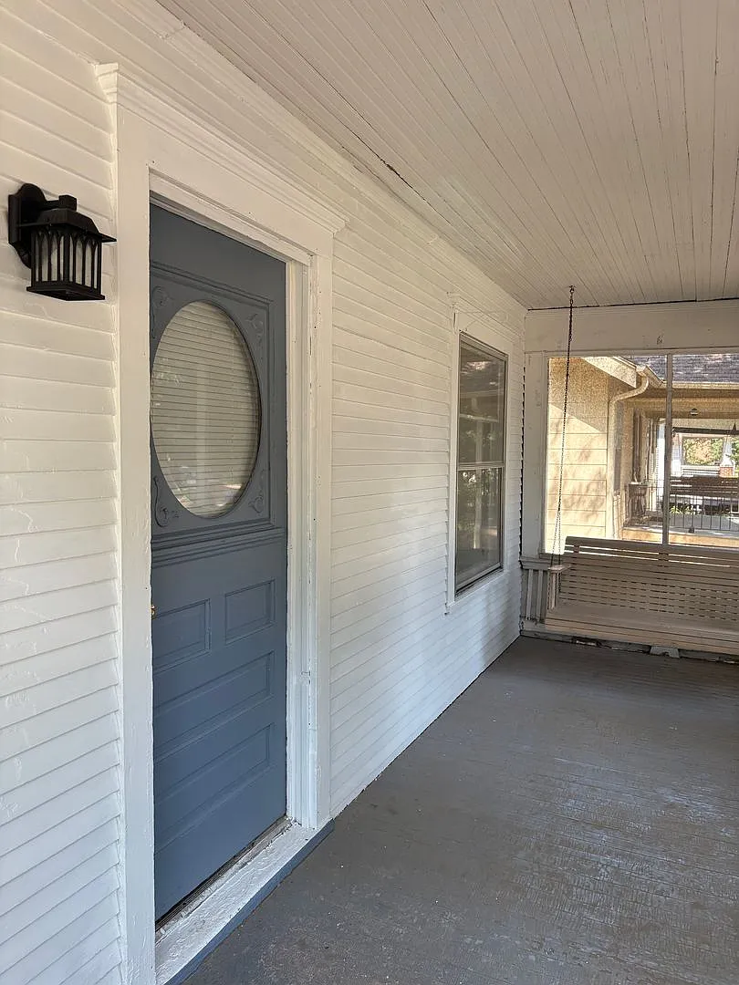 Three Bedroom 1 1/2 Bath Close to East Campus — Photo 2