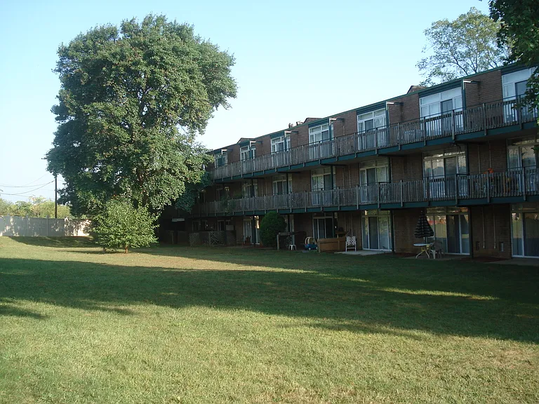 Creswood Apartments- Come home to Convenience! — Photo 28