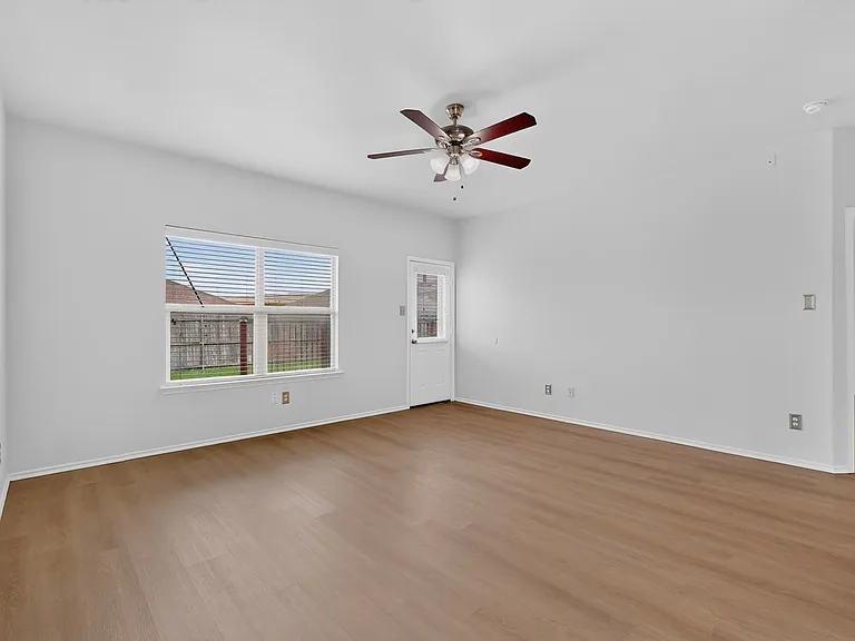 2123 Meadow View Dr — Photo 8