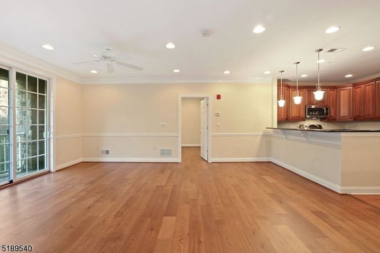 1st image of 362 Victoria Dr #362