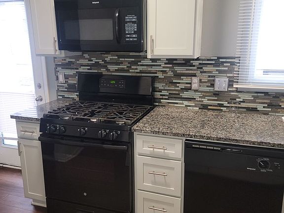 4th image of 325 E 6th St APT 2