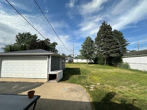 2nd image of 2214 Parkrose St #1