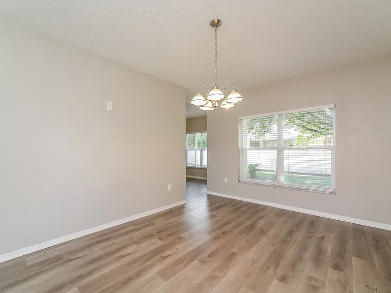 553 Brentford Ct — Photo 8