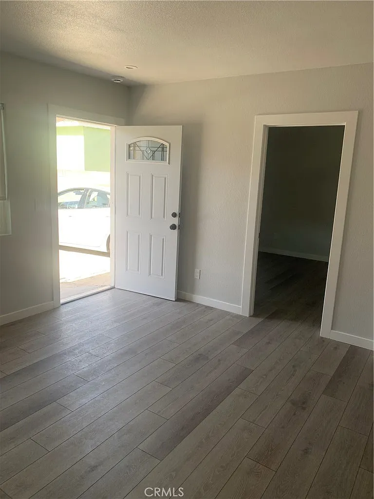 3 bed, 700 sqft, $2,800 — Photo 2