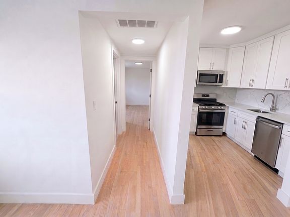 2nd image of 937 W Cornelia Ave APT 405