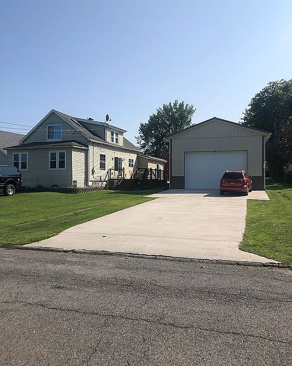 1st image of 107 E Abbott Grv