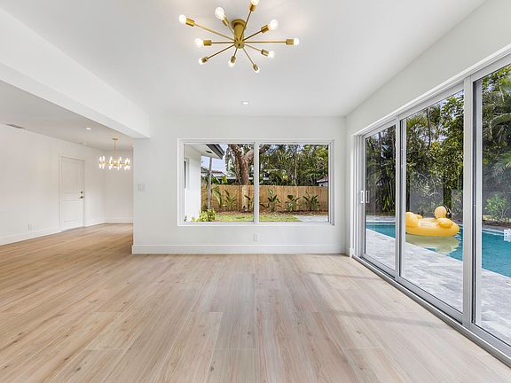 5th image of 742 SE 10 Avenue