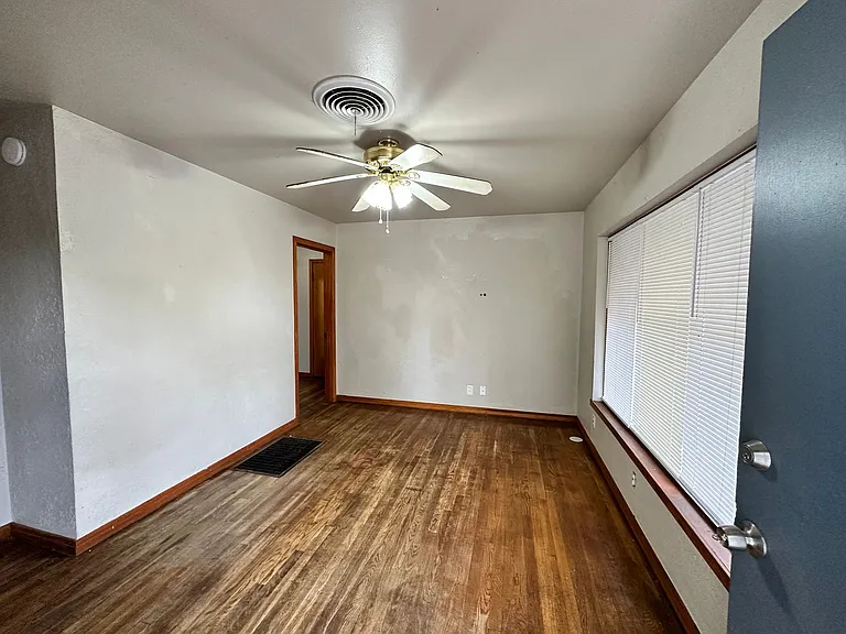 1908 Currie Ln — Photo 2