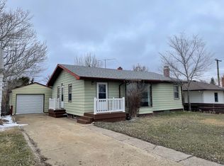 304 6th Ave SW, Bowman, ND 58623