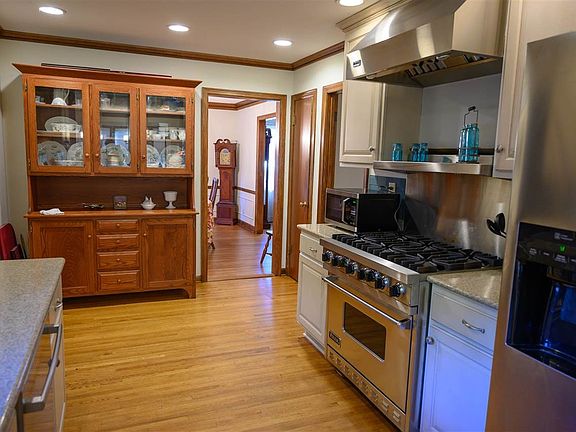 4th image of 1103 Kings Park Dr