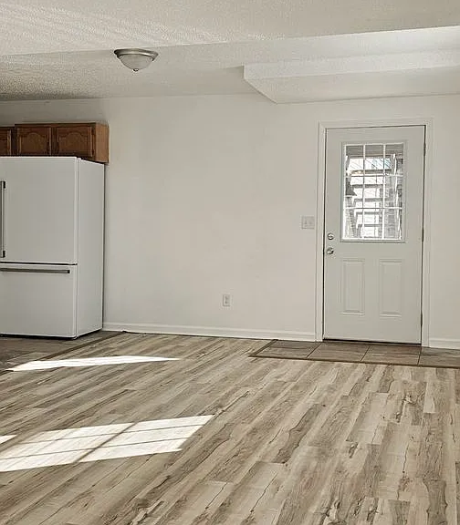Beautifully updated 4 Bedroom/2 Bathroom downstairs apartment — Photo 4