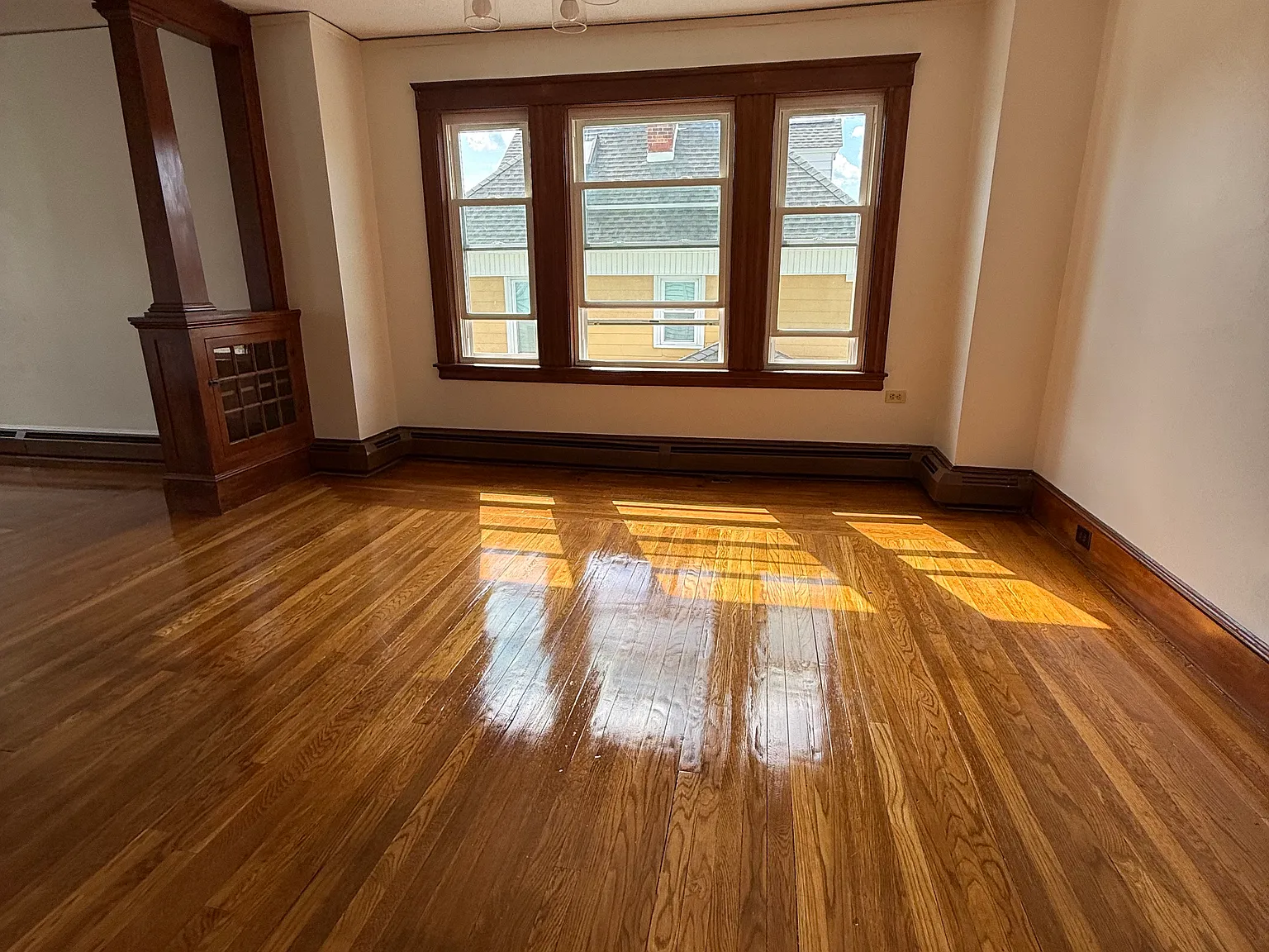 3 bed, 1100 sqft, $2,900 — Photo 2